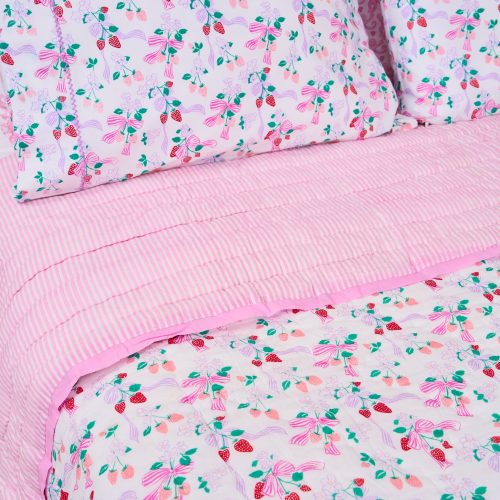 Strawberry Bows Quilt