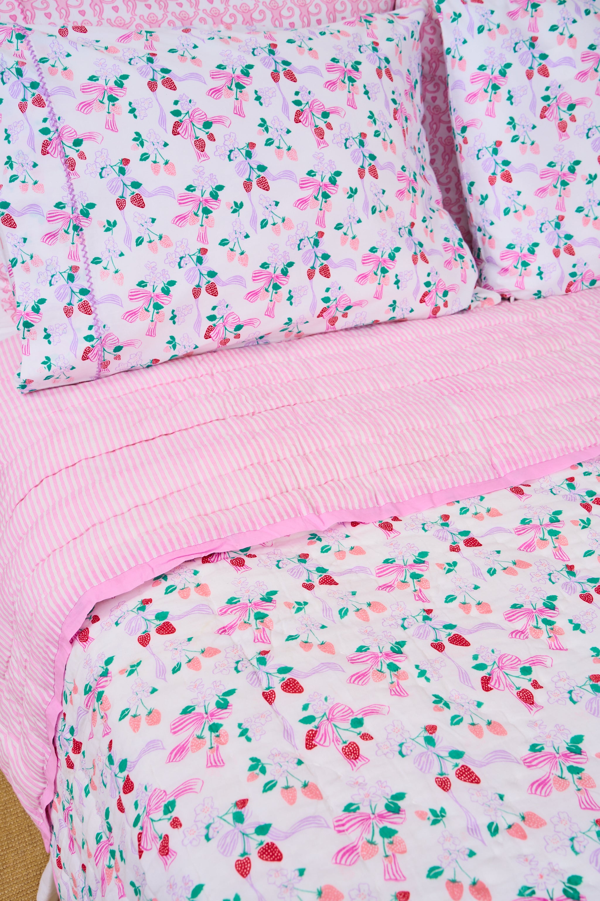 Strawberry Bows Quilt